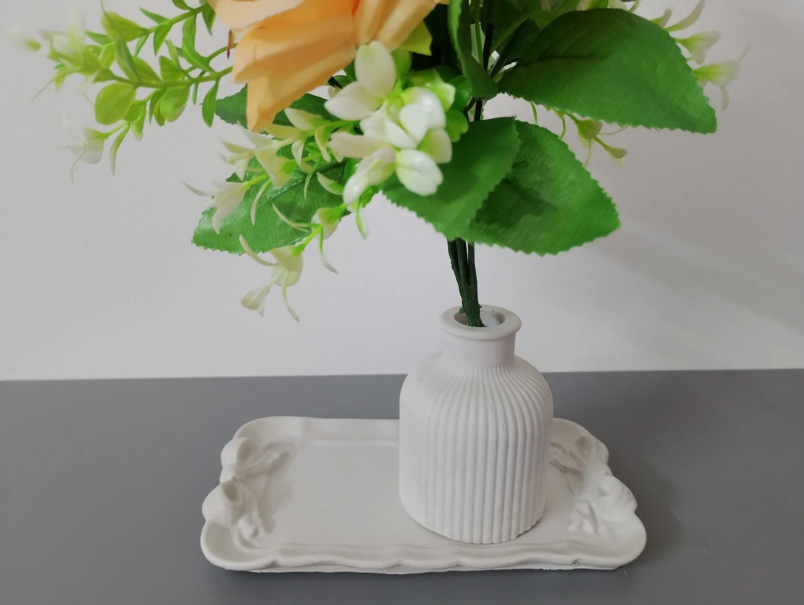 x1 bow tray and ribber vase — 3