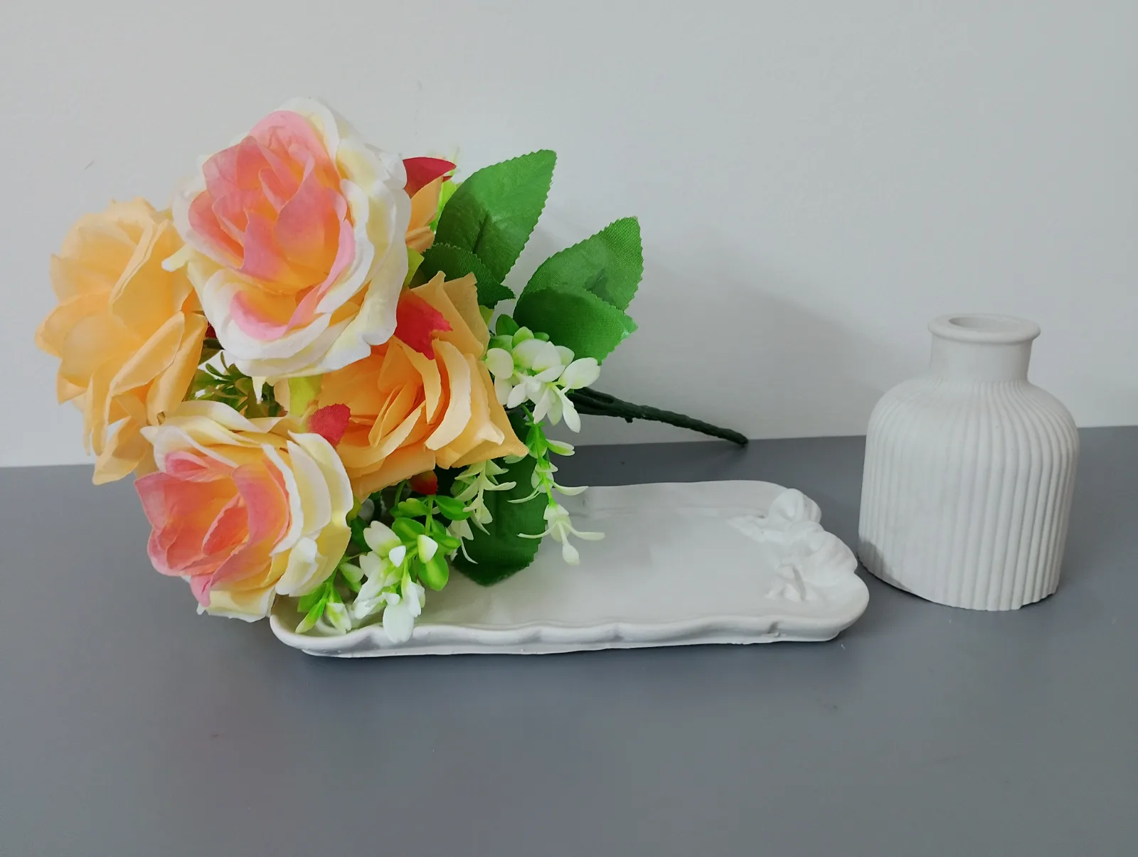 x1 bow tray and ribber vase — 1